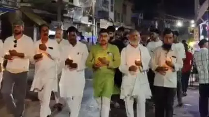 मौदहा: मौदहा में एयर इंडिया के क्रैश हुए विमान में मृत यात्रियों को व्यापार मंडल ने कैंडल मार्च निकालकर दी श्रद्धांजलि