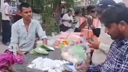 उन्नाव: गंगाघाट में पालिका की बड़ी कार्रवाई, 9 दुकानदारों से 3 किलो पॉलीथिन की गई जब्त