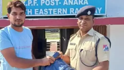 পাড়া: ট্রেনে হারিয়ে যাওয়া ব্যাগ উদ্ধার করে আসল মালিকের হাতে তুলে দিল আনাড়া আরপিএফ