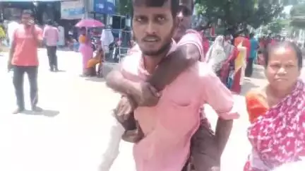 বহরমপুর: নদিয়ায় প্যান্ডেলের কাজ করার সময় উপর থেকে পড়ে জখম এক প্যান্ডেল মিস্ত্রি, চিকিৎসার জন্য আনা হয় বহরমপুরMMC হাসপাতালে