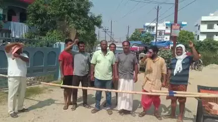 मधुबनी: स्टेडियम रोड हनुमान नगर कॉलोनी में बांस-बल्ला लगाकर लोगों ने सड़क किया जाम #jansamasya