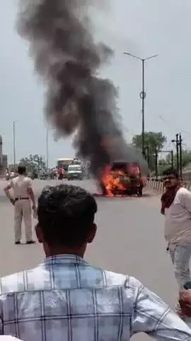 भाटापारा ओवर ब्रिज के ऊपर चलती गाड़ी में लगी आग