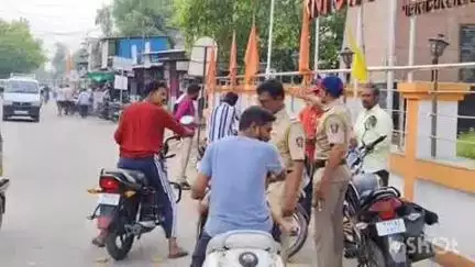 पाचोरा: आॅलआऊट सिस्टम अंतर्गत शहरातील छत्रपती शिवाजी महाराज चौकात पोलिसांची नाकाबंदी