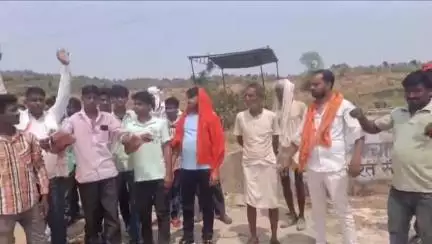 मासलपुर: चैनपुर में प्रजापति समाज के शमशान भूमि पर अतिक्रमण के खिलाफ लोगों ने किया विरोध प्रदर्शन, थाना अधिकारी से की शिकायत
