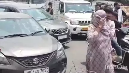 पलवल: फ्रेंड्स कॉलोनी में बिजली कटौती से लोग परेशान, कर दिया रोड जाम, पुलिस प्रशासन ने समझा बुझा कर जाम खुलवाया#jansamshya