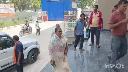 मुंगेर: जिलाधिकारी कार्यालय के पास ई-रिक्शा से टक्कर में दो नगर निगम अधिकारी घायल, अस्पताल में भर्ती