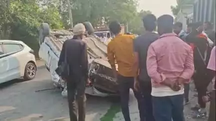 इटावा: सदर क्षेत्र अंतर्गत ऊदी गांव के पास खड़े डंपर से टकराकर कार पलटी, महिला सहित तीन लोग घायल