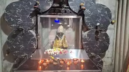 कन्नौज: शनिवार को विशेष योग के संयोग पर श्रद्धालु सुबह से ही शनि मंदिर पहुंचे, पुजारी बोले शाम को और अधिक होगी भीड़
