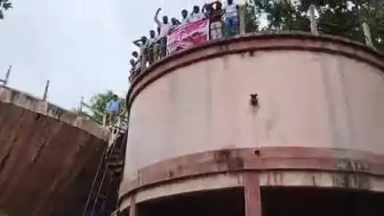 గుంతకల్లు: పట్టణంలోని మునిసిపల్ ఇంజనీరింగ్ కార్మికుల సమస్యలు పరిష్కరించాలని నీళ్ల ట్యాంకు ఎక్కి నిరసన తెలిపిన కార్మికులు