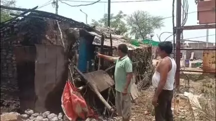 नरायन तालाब बस्ती में दबंग ने घर में लगाई आग, ₹12 हजार और सामान जला, पीड़ित थाने पहुंचा