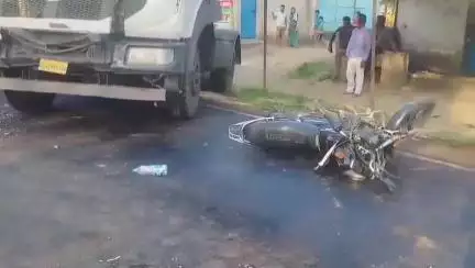 तमनार: तमनार गैस एजेंसी के पास ट्रेलर से टकराने के कारण बाइक चालक की हुई मौत