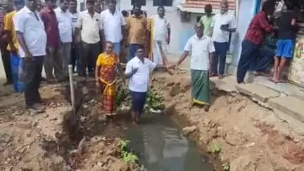 திருப்பூர் வடக்கு: ரங்கநாதபுரம் எஸ்பி நகர் பகுதியில் மாமன்ற உறுப்பினர் சாக்கடை கால்வாயில் இறங்கி போராட்டத்தில் ஈடுபட்டதால் பரபரப்பு ஏற்பட்டது