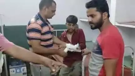 आंवला: आंवला में डंपर पलटने से चालक और क्लीनर हुए घायल, दोनों को जिला अस्पताल किया गया रेफर