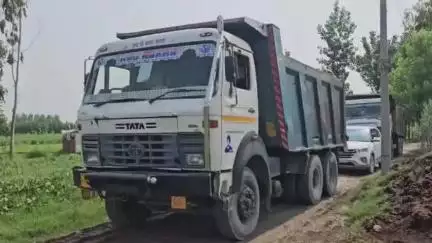 स्वार: शिकारपुर में बालू के ओवरलोड वाहन चलने पर ग्रामीणों में दिखा गुस्सा, रास्तों की हो रही है दुर्दशा #jansamasya