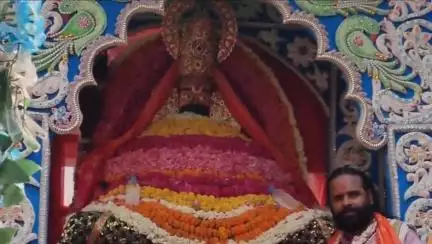 मथुरा: श्री खाटू श्याम सखा मंडल ने कृष्णा नगर क्षेत्र में निकाली खाटू श्याम की शोभायात्रा, पुष्प वर्षा कर किया स्वागत
