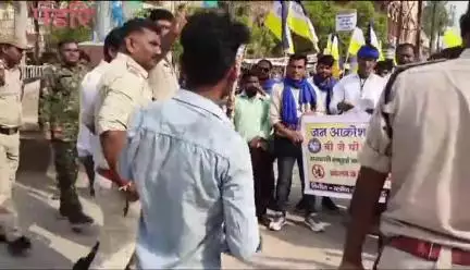 सरकारी स्कूल बंद कर जगह जगह शराब भट्ठी खोलने को लेकर बीजेपी सरकार के खिलाफ भीम रेजिमेंट ने किया आंदोलन सौंपा ज्ञापन
