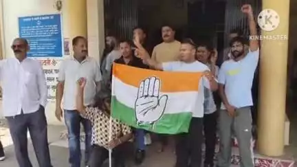 पिथौरागढ़: कांग्रेस कार्यकर्ताओं ने जिला अस्पताल में अव्यवस्थाओं को लेकर किया जोरदार प्रदर्शन