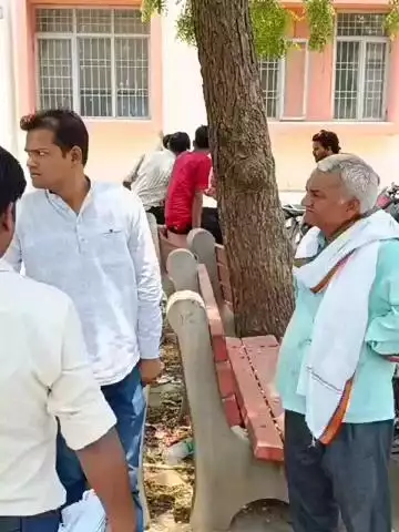 अलवर: अलवर फल सब्जी मंडी का गेट टूटकर गार्ड पर गिरने से हुई मौत, परिजनों ने मंडी प्रशासन पर लगाया आरोप
