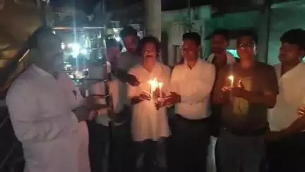 कौंच: चंदकुआँ चौराहे पर दर्पण जनकल्याण समिति ने अहमदाबाद में क्रैश हुए प्लेन में यात्रियों की मौत पर मृतकों को दी श्रद्धांजलि