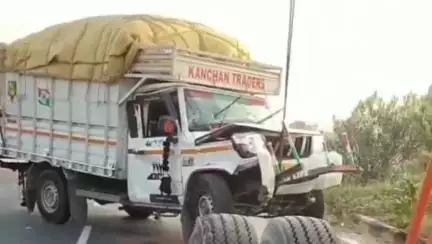 गायघाट: हनुमान नगर सियारी पुल के पास NH-27 पर रेलिंग से टकराई पिकअप वैन, चालक गाड़ी छोड़कर फरार