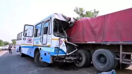 मलसीसर: बिसाऊ में हरियाणा रोडवेज और ट्रेलर के बीच भीषण टक्कर, रोडवेज चालक सहित 10 सवारियां घायल