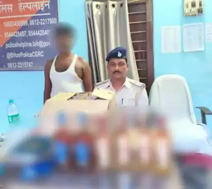 कटिहार जिला के कुर्सेला थाना क्षेत्र में कुल-11.750 लीटर विदेशी शराब के के साथ 01 तस्कर गिरफ्तार I