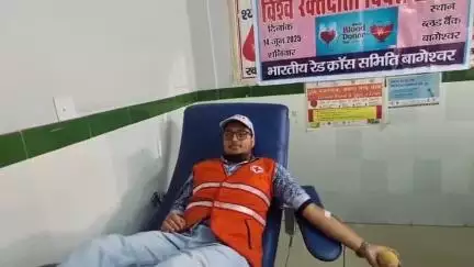 बागेश्वर: विश्व रक्तदान दिवस पर बागेश्वर में रेडक्रॉस द्वारा आयोजित बृहद रक्तदान शिविर, युवाओं ने बढ़-चढ़कर लिया भाग