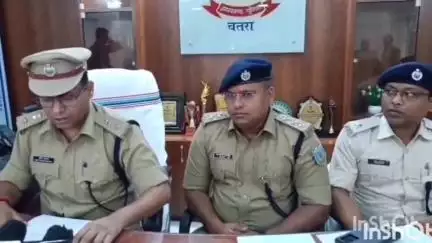 चतरा: ब्राउन शुगर, अफीम व करीब ₹44 लाख नकदी के साथ जीजा-साली गिरफ्तार, चतरा एसपी कार्यालय में प्रेसवार्ता में दी गई जानकारी