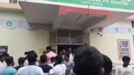 పసిబిడ్డ మృతితో తాళరేవు ఆసుపత్రి వద్ద ఉద్రిక్తత ఘటన స్థలంలో పోలీసులు