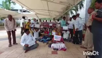 బాల సముద్రం అక్షర చిట్స్ కార్యాలయం వద్ద బాధితుల ఆందోళన. భారీగా మోహరించిన పోలీసులు. పోలీసులతో బాధితుల వాగ్వాదం.