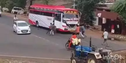 कुक्षी: टांडा में बदमाशों ने निजी यात्री बस को रोककर की मारपीट, बीच सड़क पर गुंडागर्दी, पुलिस अनजान बनी रही