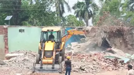पन्ना: नगर में अतिक्रमण पर चला पीला पंजा: छत्रसाल पार्क के पास नगरपालिका ने अपनी ही दुकानों पर चलाया बुलडोजर, शहर में हड़कंप
