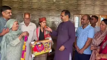 बिलासपुर सदर: राजपुरा गांव की बेटी ने BSc परीक्षा में प्रदेशभर में किया टॉप, विधायक रणधीर शर्मा ने किया सम्मानित