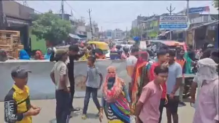 इटावा: कोतवाली में आनंद नगर तकिया ट्रांसपोर्ट में बिजली पानी की समस्या को लेकर  स्थानीय लोगों ने किया रोड जाम।#jansamasya