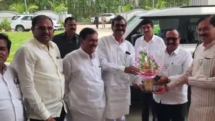 हिंगोली: यमुना निवास येथे राज्याचे मंत्री अतुल सावे यांचा आमदार तानाजी मुटकुळे यांनी केला सत्कार