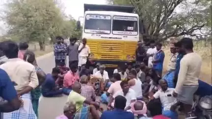 கயத்தாறு: மானங்காத்தான் அருகே கல்குவாரி லாரிகளால் விபத்து ஏற்படுவதாக கூறி சாலை மறியல்