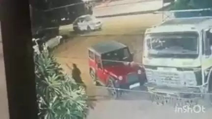 भद्रावती: अज्ञात इसमांकडून घरासमोर ठेवलेल्या चारचाकी वाहणाची तोडफोड. 
चंद्रपूर-नागपूर हायवेवरील घटना.