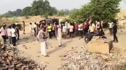 करछना: कैथी बाजार में शराब की दुकान के पीछे मिला राजगीर का शव, हत्या की जताई गई आशंका