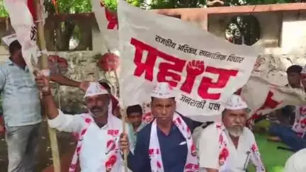 जिल्हाधिकारी कार्यालयासमोर शेतकरी व दिव्यांग बांधवांचे बच्चू कडू यांच्या समर्थनार्थ लक्षवेधी आंदोलन