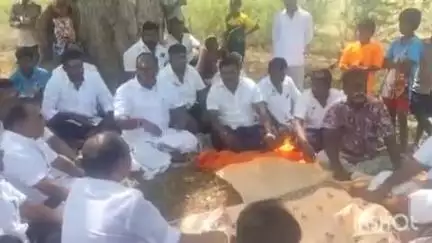 மதுரை வடக்கு: சத்திரப்பட்டி காவல் நிலையத்தை அடித்து உடைத்த கொலை குற்றவாளி- சம்பவ இடத்திற்கு சென்ற முன்னாள் அமைச்சர் ஆர் பி உதயகுமார் காவல்துறையினரால் கைது