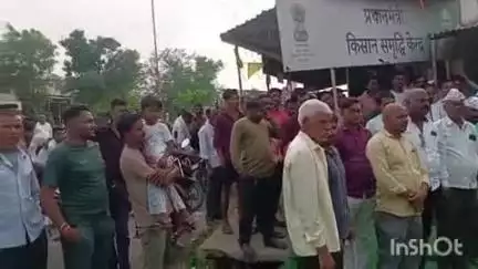 समुद्रपूर: मांडगावात माजी राज्यमंत्री बच्चू कडू यांच्या अन्नत्याग आंदोलनाच्या समर्थनार्थ मुंडन आंदोलन