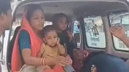 ललितपुर: घर में सोते समय महिला को नाग-नागिन ने डंसा, जिला अस्पताल में डॉक्टर ने किया मृत घोषित