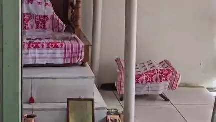 গোলাঘাট: গোলাঘাট ষ্টেচন ৰোডৰ এটা পৰিয়ালৰ গুৰুগৃহৰ পৰা বন বিভাগে উদ্ধাৰ কৰে এটা মচোৱাগোম সাপ, দংশনৰ ৰক্ষা পৰিয়ালটো