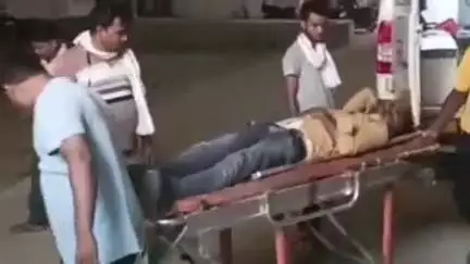 इकौना: विपश्यना ध्यान केंद्र कटरा में कुत्ते को बचाने के चक्कर में खाई में गिरा बाइक सवार, CHC इकौना से बहराइच हुआ रेफर