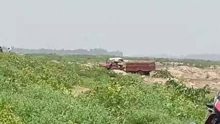 खातेगांव: नेमावर बेल्ट की रेत खदानों से धड़ल्ले से हो रहा रेत का अवैध उत्खनन और परिवहन