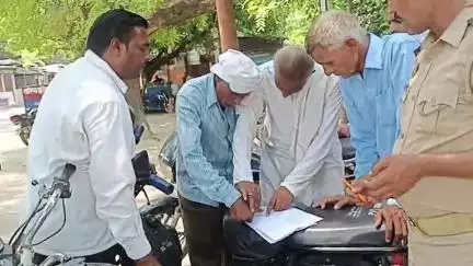 एटा: नगला जोरी समीप रोड एक्सीडेंट में हुई मौत पर परिजनों ने मृतक के ससुरालियों पर हत्या का आरोप लगाया, SSP से की शिकायत