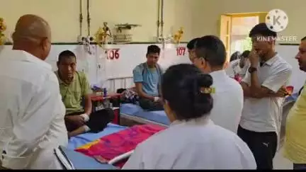 पिथौरागढ़: 6 जून को मिलम में हुए वाहन दुर्घटना के घायलों से धारचूला के विधायक हरीश धामी ने जिला अस्पताल में जाकर की मुलाकात