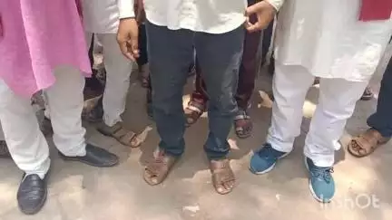 एटा: बागवाला में बौद्ध कथा के दौरान हुई मारपीट और लूटपाट के मामलों को लेकर जन अधिकार पार्टी कार्यकर्ता पहुंचे SSP ऑफिस