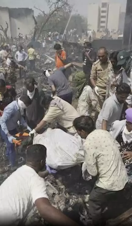 अहमदाबाद प्लेन क्रैश पर चश्मदीद ने कहा- थोड़े से अंतर से बच गए, नहीं तो मारे जाते 2000 लोग