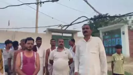 बदायूं: निजामपुर पस्तोर गांव में जर्जर बिजली की लाइन से ग्रामीण परेशान, कई बार अधिकारियों से शिकायत के बावजूद बिजली नहीं मिली